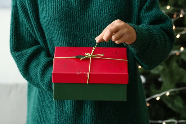 Mujer Con Hermosa Caja Regalo Navidad Habitación Primer Plano —  Fotos de Stock