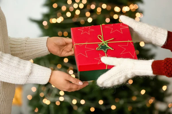 Frauen Mit Schöner Weihnachtsgeschenkschachtel Hause Nahaufnahme — Stockfoto