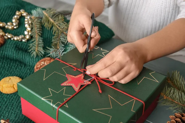 Mujer Decorando Hermosa Caja Regalo Navidad Mesa —  Fotos de Stock