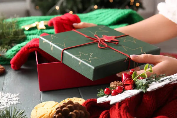 Mujer Con Caja Regalo Navidad Mesa Habitación —  Fotos de Stock