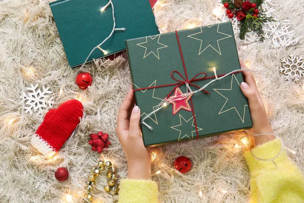 부드러운 양탄자 아름다운 크리스마스 상자를 — 스톡 사진