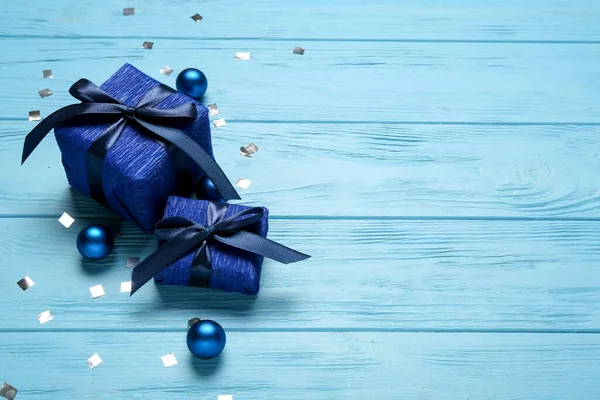 Composição Com Caixas Presente Natal Bolas Fundo Madeira Azul — Fotografia de Stock