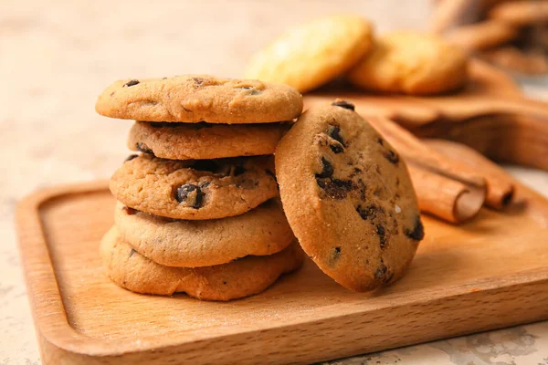 Placa Madeira Com Biscoitos Caseiros Saborosos Fundo Bege — Fotografia de Stock