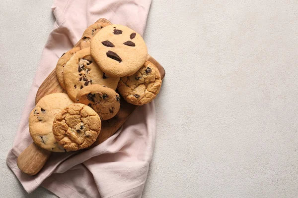 Tablero Madera Con Sabrosas Galletas Caseras Sobre Fondo Blanco — Foto de Stock