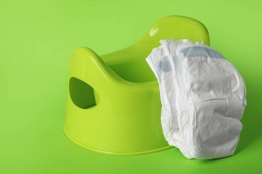 Yeşil arka planda bezler ve lazımlıklar