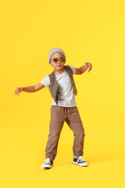 Renkli arka planda tatlı dans eden Afro-Amerikan çocuk.