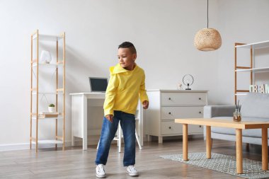 Evde dans eden tatlı Afro-Amerikalı çocuk.