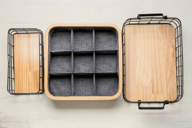 Boş gardırop organizatörleri açık ahşap arka planda