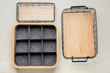 Boş gardırop organizatörleri açık ahşap arka planda