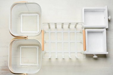 Boş gardırop organizatörleri açık ahşap arka planda