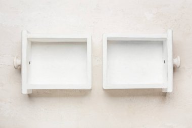 Açık arkaplanda beyaz çekmeceler