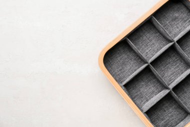 Açık arkaplanda boş gardırop kutusu