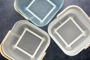 Karanlık arka planda boş gardırop düzenleyicileri