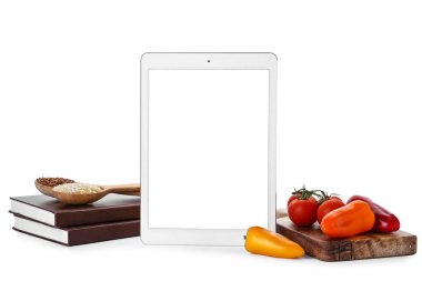 Beyaz arkaplan üzerine dijital tarif kitabıyla kompozisyon