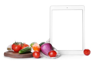 Beyaz arkaplan üzerine dijital tarif kitabıyla kompozisyon