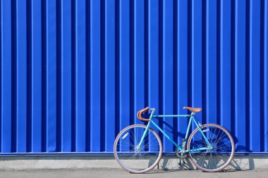 Spor bisikleti mavi duvarın yanında.