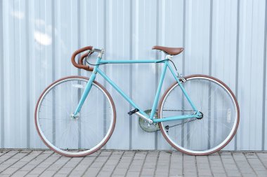 Açık mavi duvarın yanında şık bir bisiklet