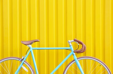 Sarı duvarın yanında modern mavi bisiklet