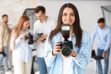 Stüdyoda derste bayan fotoğrafçı