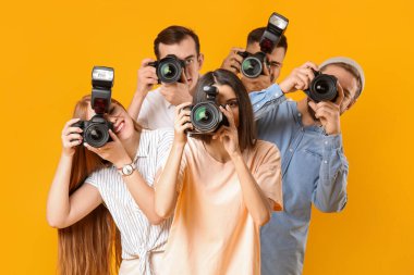 Renkli arkaplanda bir grup fotoğrafçı