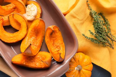 Tabak ve fırında kabak parçaları, yakın plan.