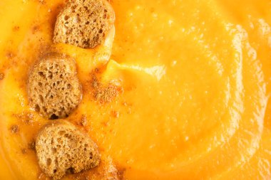 Lezzetli balkabağı kremalı çorba ve kızarmış ekmek, yakın plan.