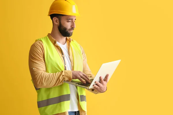 Construction Worker Using Laptop Yellow Background — Stock Photo, Image