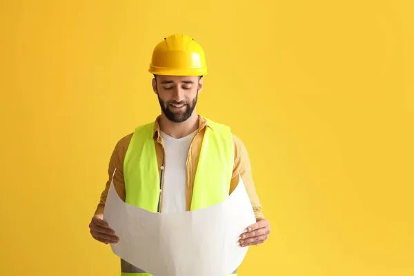 Bauarbeiter Mit Hausplan Auf Gelbem Hintergrund — Stockfoto