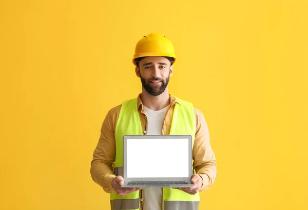 Trabalhador Construção Com Laptop Fundo Amarelo — Fotografia de Stock