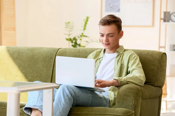 Хлопчик Підліток Використовує Ноутбук Дивані Вдома — стокове фото