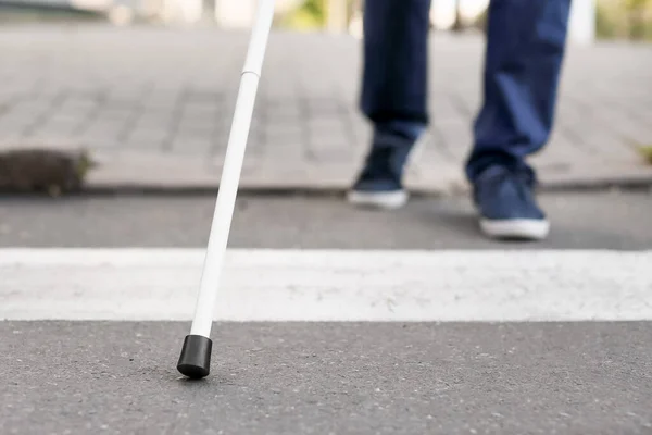 Hombre Ciego Cruzando Calle Ciudad — Foto de Stock