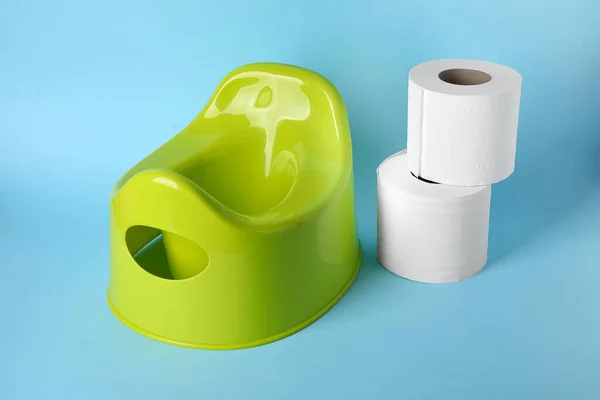 Kertas Toilet Dan Kentang Gulung Pada Latar Belakang Warna — Stok Foto