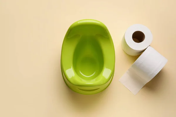 Renkli Arka Planda Modern Tuvalet Kağıdı Tuvalet Kağıdı Ruloları — Stok fotoğraf