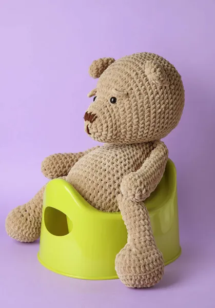 Милий Іграшковий Ведмідь Сидить Горщику Кольоровому Фоні — стокове фото