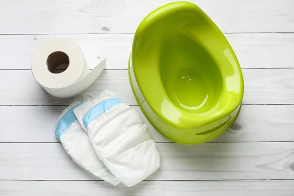 Töpfchen Toilettenpapierrollen Und Windeln Auf Weißem Holzboden — Stockfoto