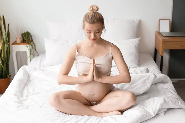Mujer Embarazada Joven Meditando Cama Casa — Foto de Stock