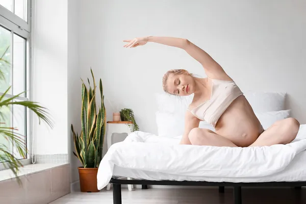 Jovem Grávida Fazendo Ioga Cama Casa — Fotografia de Stock