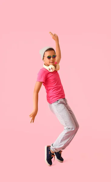 Cool Μικρό Αγόρι Χορό Ακουστικά Στο Φόντο Χρώμα — Φωτογραφία Αρχείου
