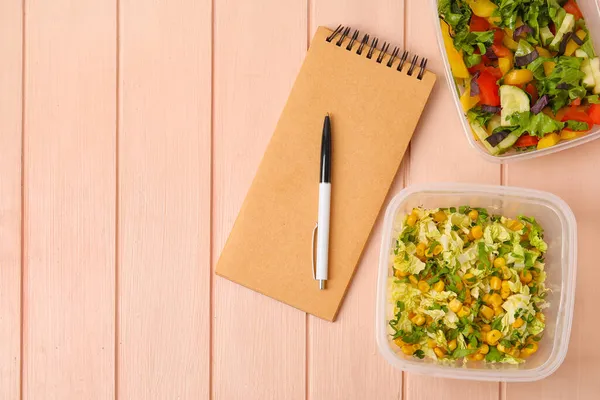 Notitieboek Pen Containers Met Verschillende Salade Houten Achtergrond — Stockfoto