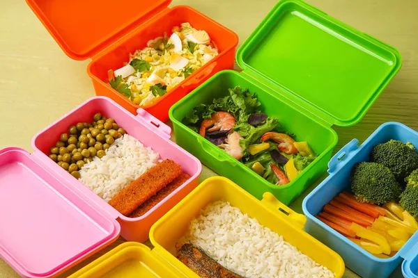 许多装有健康食品的集装箱放在彩色木制桌子上 特写镜头 — 图库照片