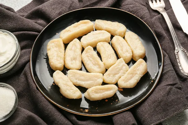 Talerz Pysznymi Pierogami Stole — Zdjęcie stockowe