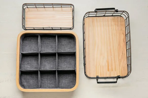 Boş gardırop organizatörleri açık ahşap arka planda