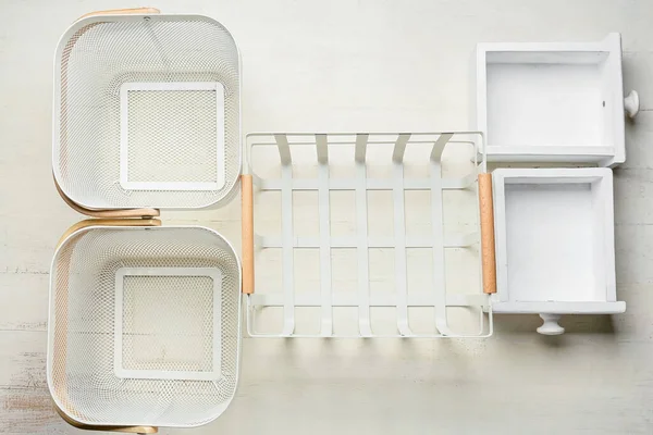 Boş gardırop organizatörleri açık ahşap arka planda