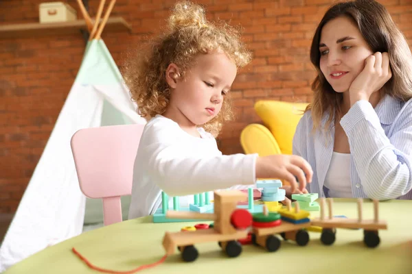 Bonito Bebê Menina Sua Mãe Jogando Casa — Fotografia de Stock