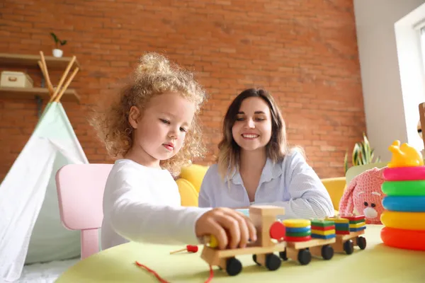 Bonito Bebê Menina Sua Mãe Jogando Casa — Fotografia de Stock