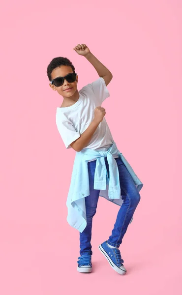 Bailando Chico Afroamericano Sobre Fondo Color —  Fotos de Stock