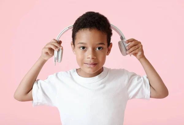 Cool Chico Afroamericano Escuchando Música Sobre Fondo Color —  Fotos de Stock
