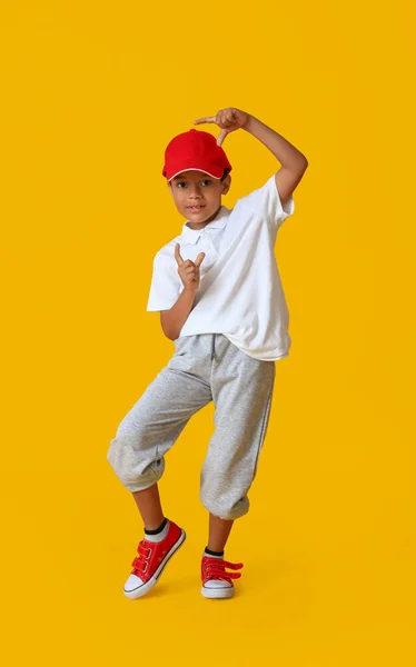 Tanzender Afroamerikanischer Junge Auf Farbigem Hintergrund — Stockfoto