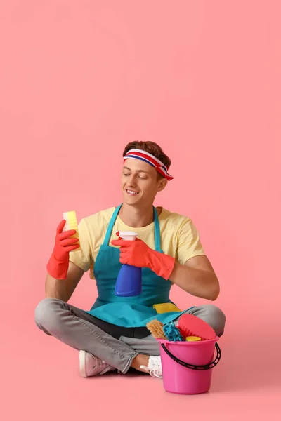 Bonito Homem Com Suprimentos Limpeza Fundo Rosa — Fotografia de Stock