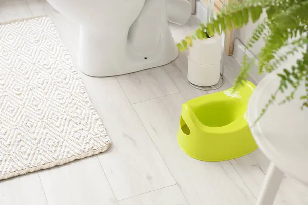 Groen Potje Lichte Houten Vloer Toilet — Stockfoto